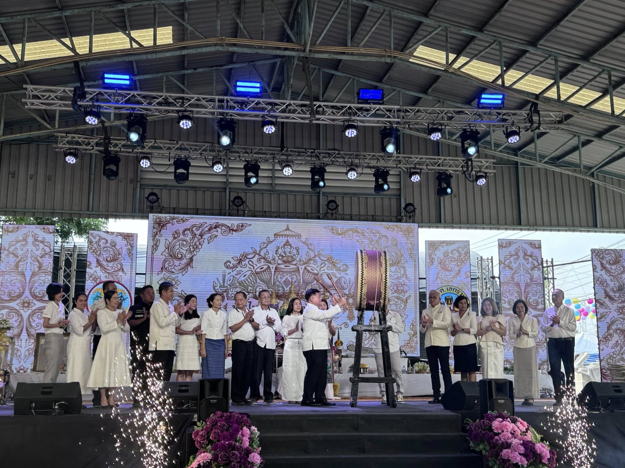 title - ส.ป.ก.อ่างทอง เข้าร่วมพิธีไหว้ครูกลองในงาน  